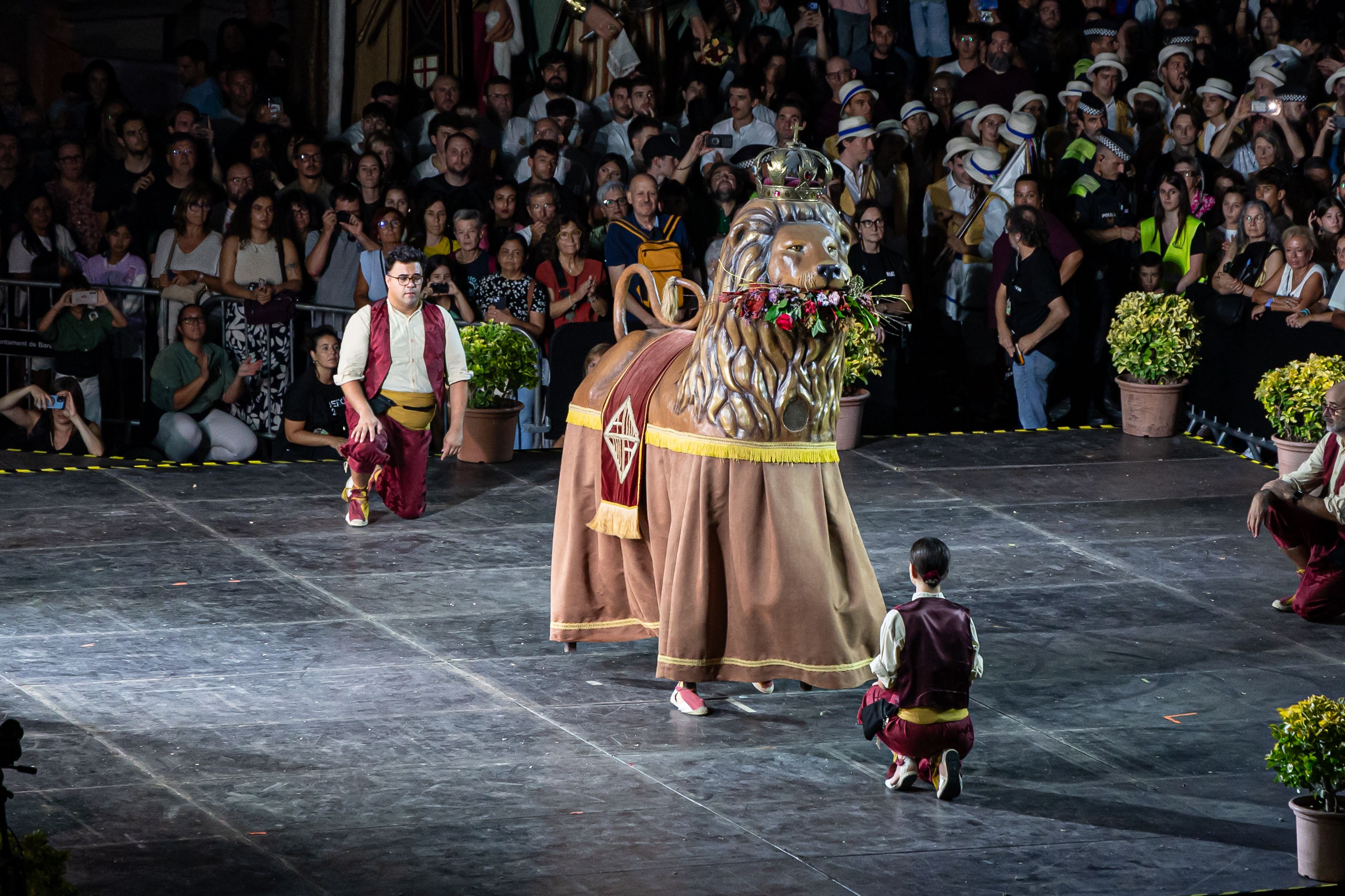 El Lleó de Barcelona, una de las figuras más solemnes y antiguas del Seguici Popular, danza durante el Toc d’Inici de La Mercè. © Àngel Bravo