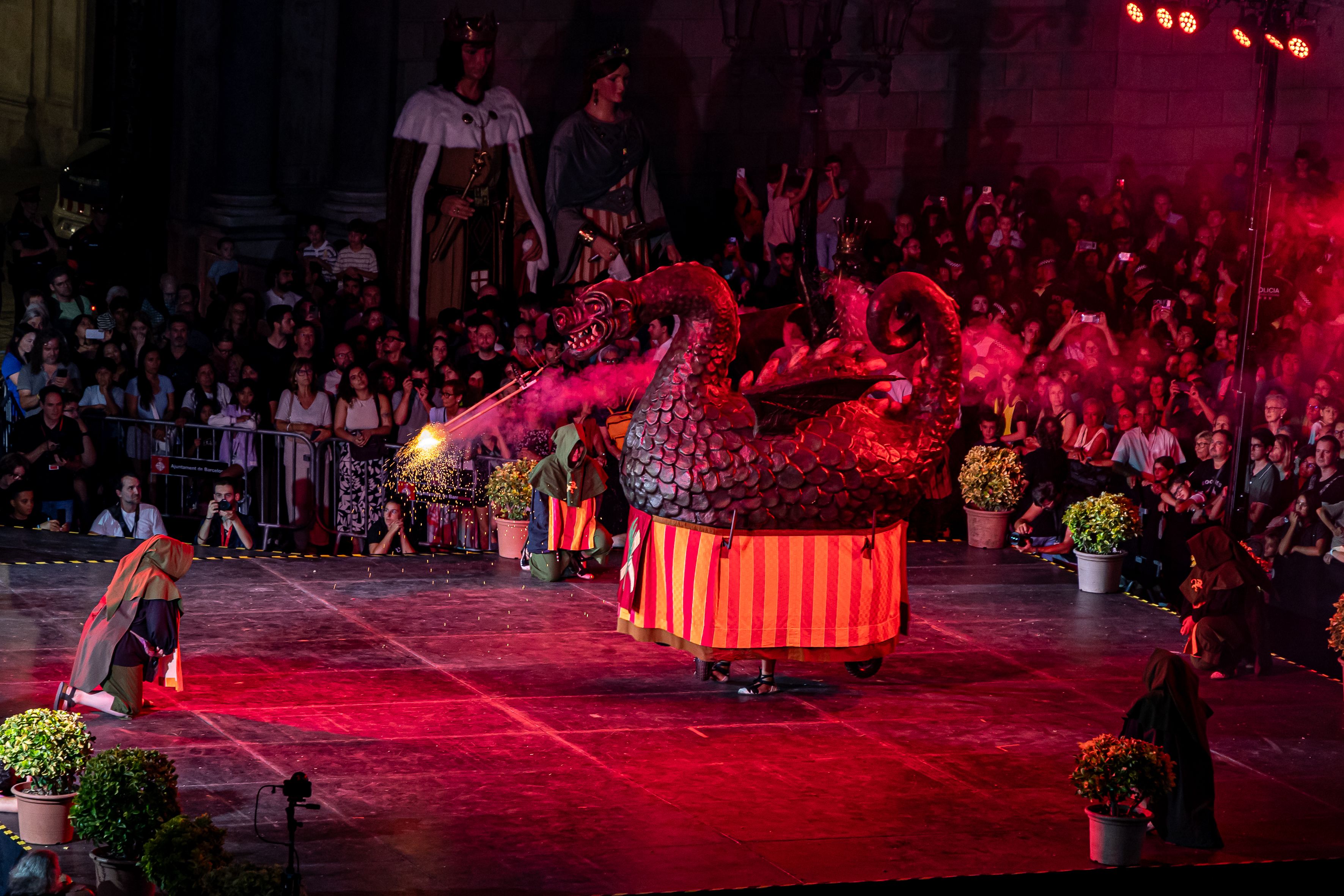 El Drac de Ciutat Vella, una de las figuras más emblemáticas del bestiario festivo barcelonés, danza durante el Toc d’Inici de La Mercè. © Àngel Bravo