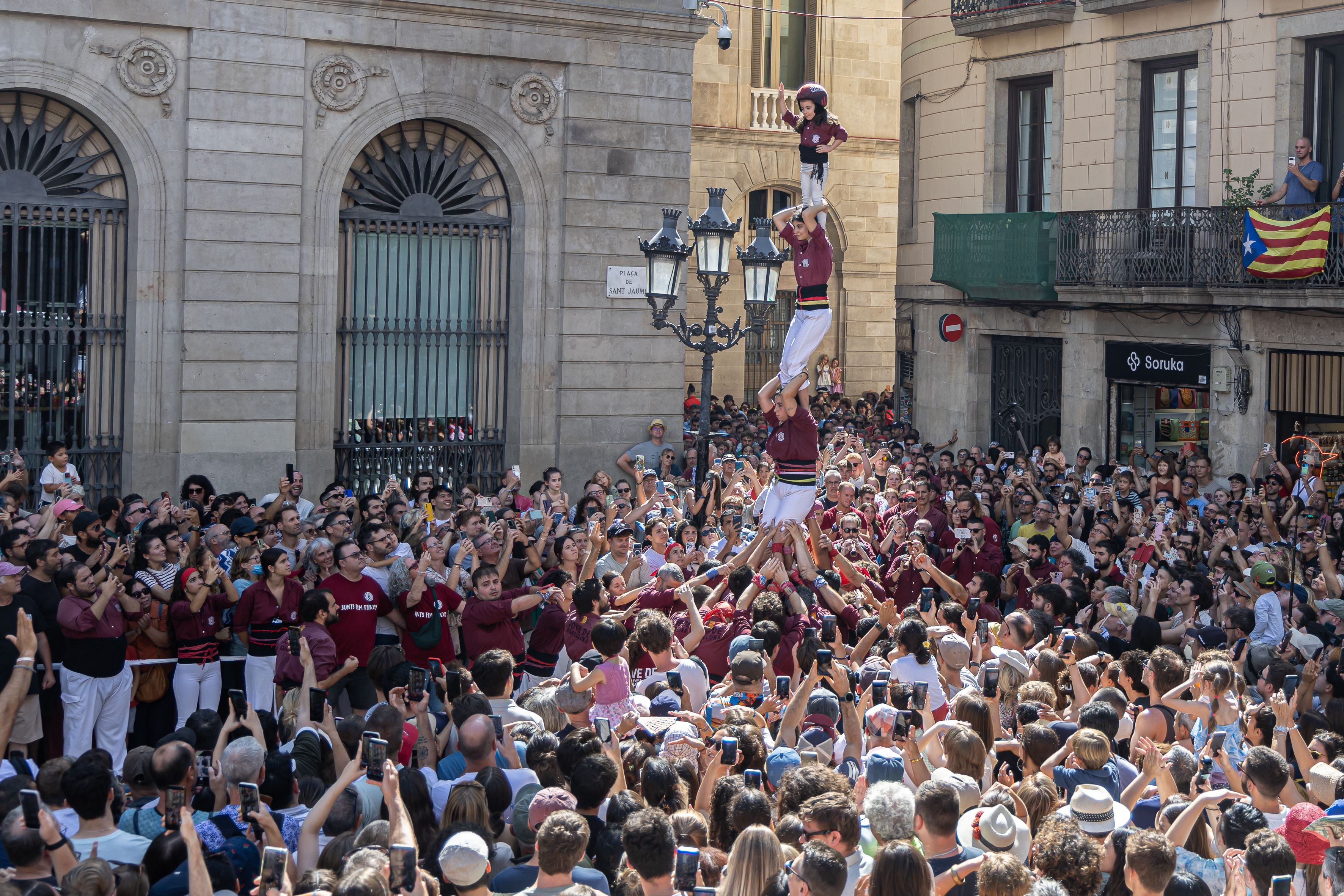 La Colla Jove de Barcelona entra en la plaza en pilar. © Àngel Bravo