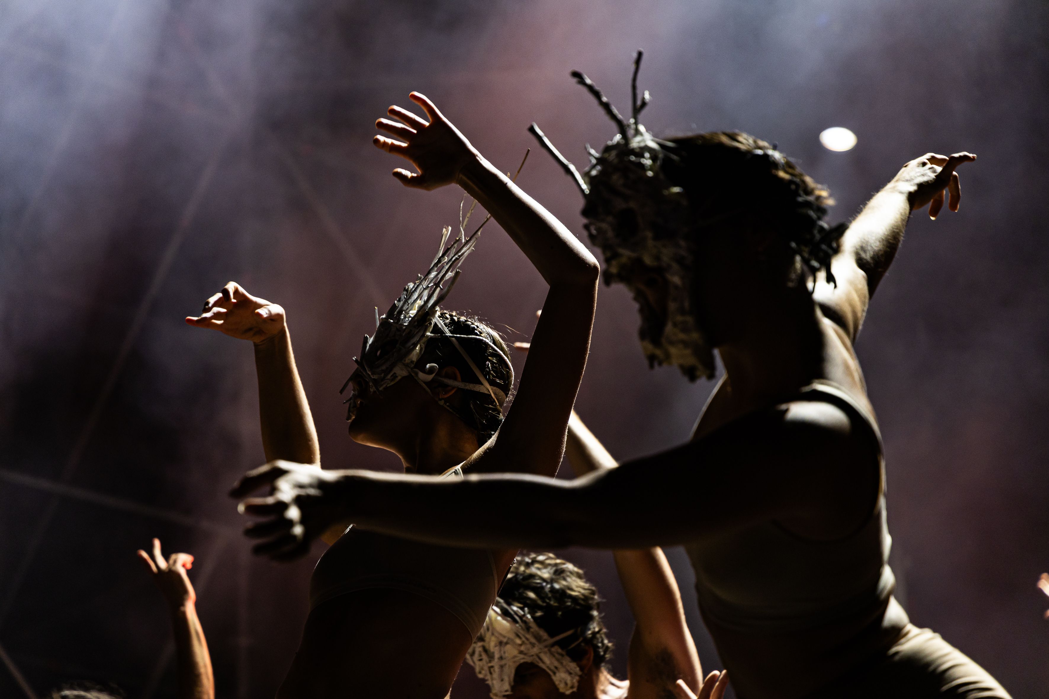 La Fura dels Baus transforma el espacio en un gran escenario durante su espectáculo en La Mercè. © Àngel Bravo