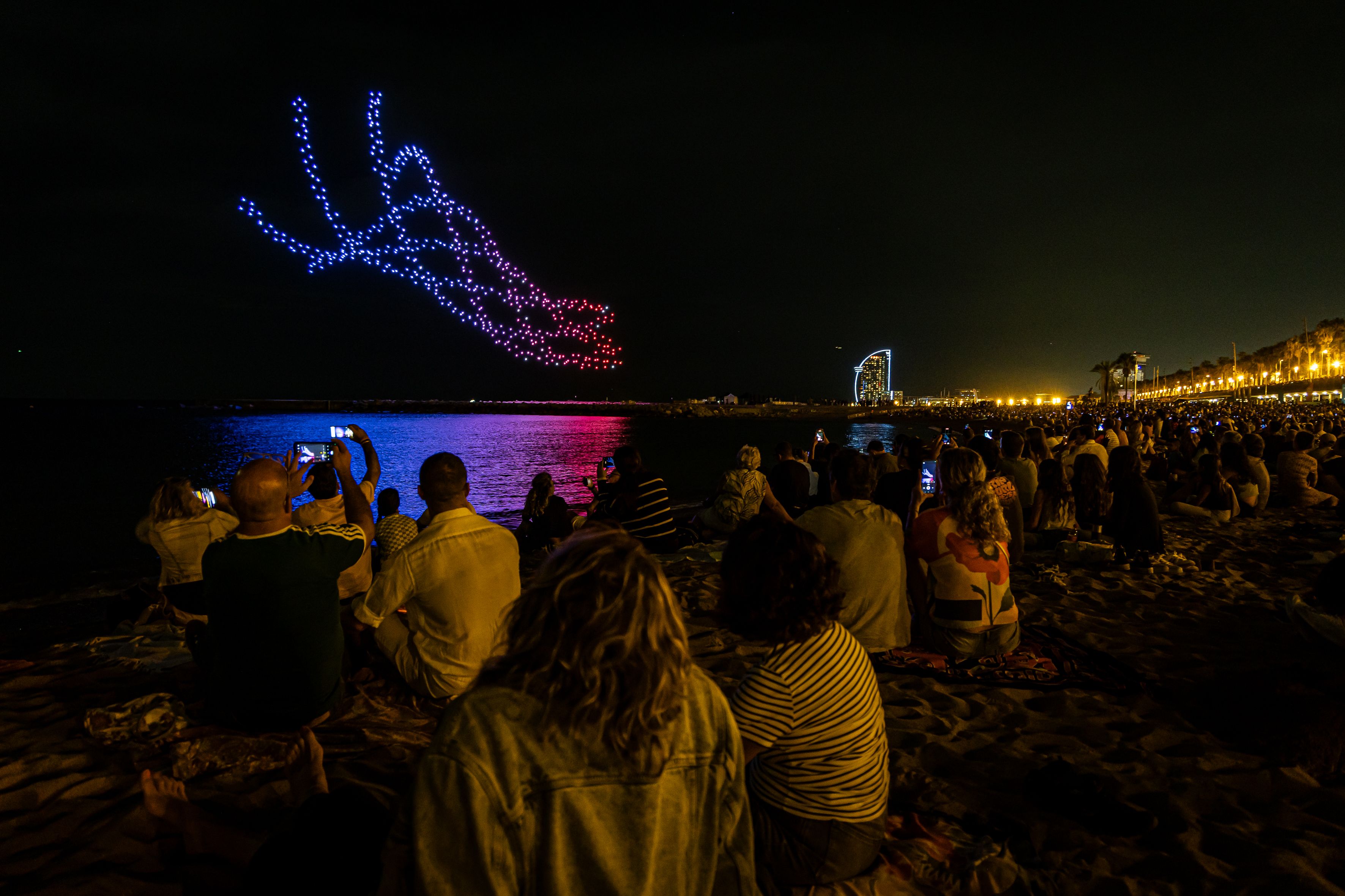 Una coreografía de 750 drones ilumina el cielo sobre la playa durante las fiestas de La Mercè. © Àngel Bravo