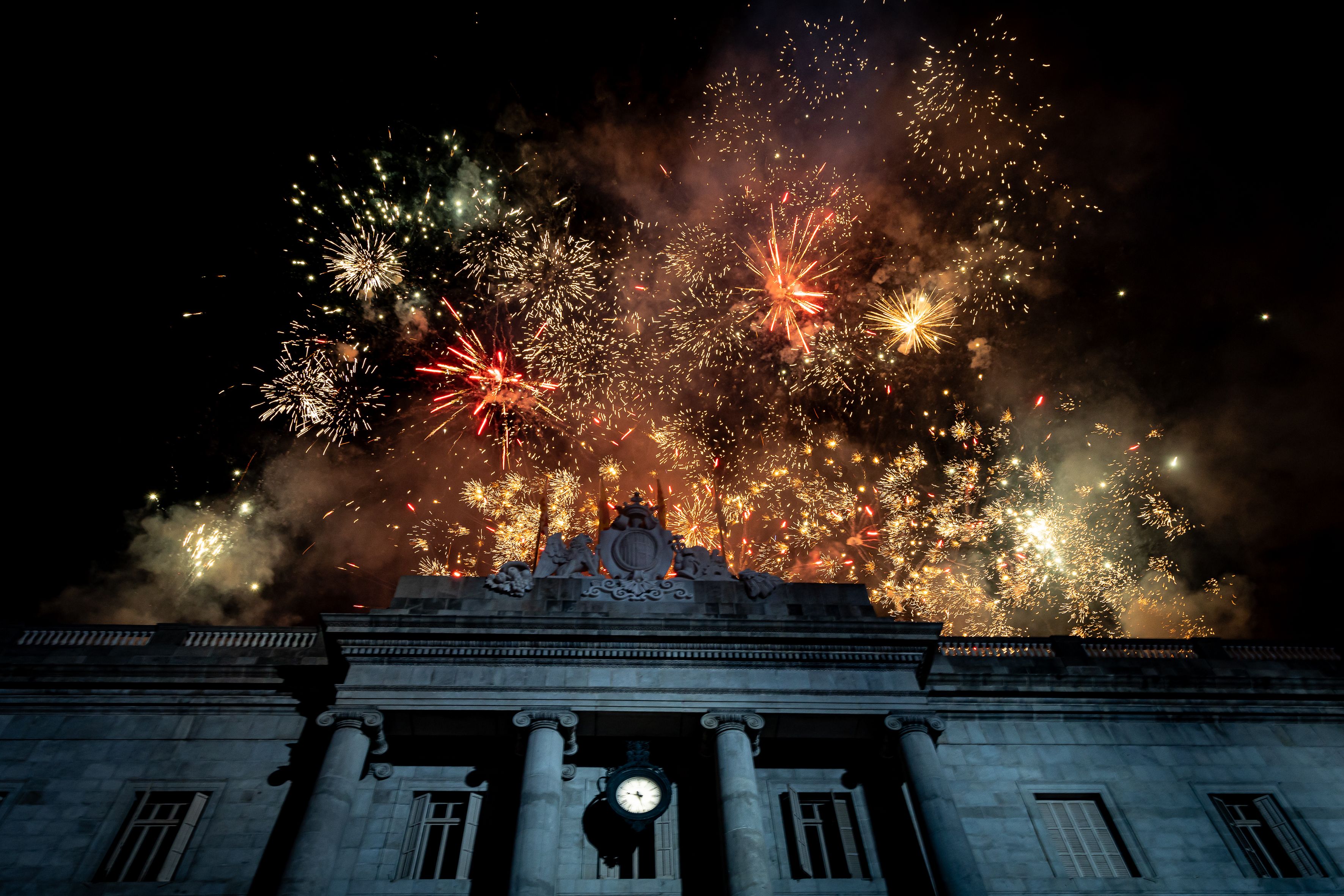Los fuegos artificiales iluminan el cielo de Barcelona después del Toc d’Inici de La Mercè. © Àngel Bravo