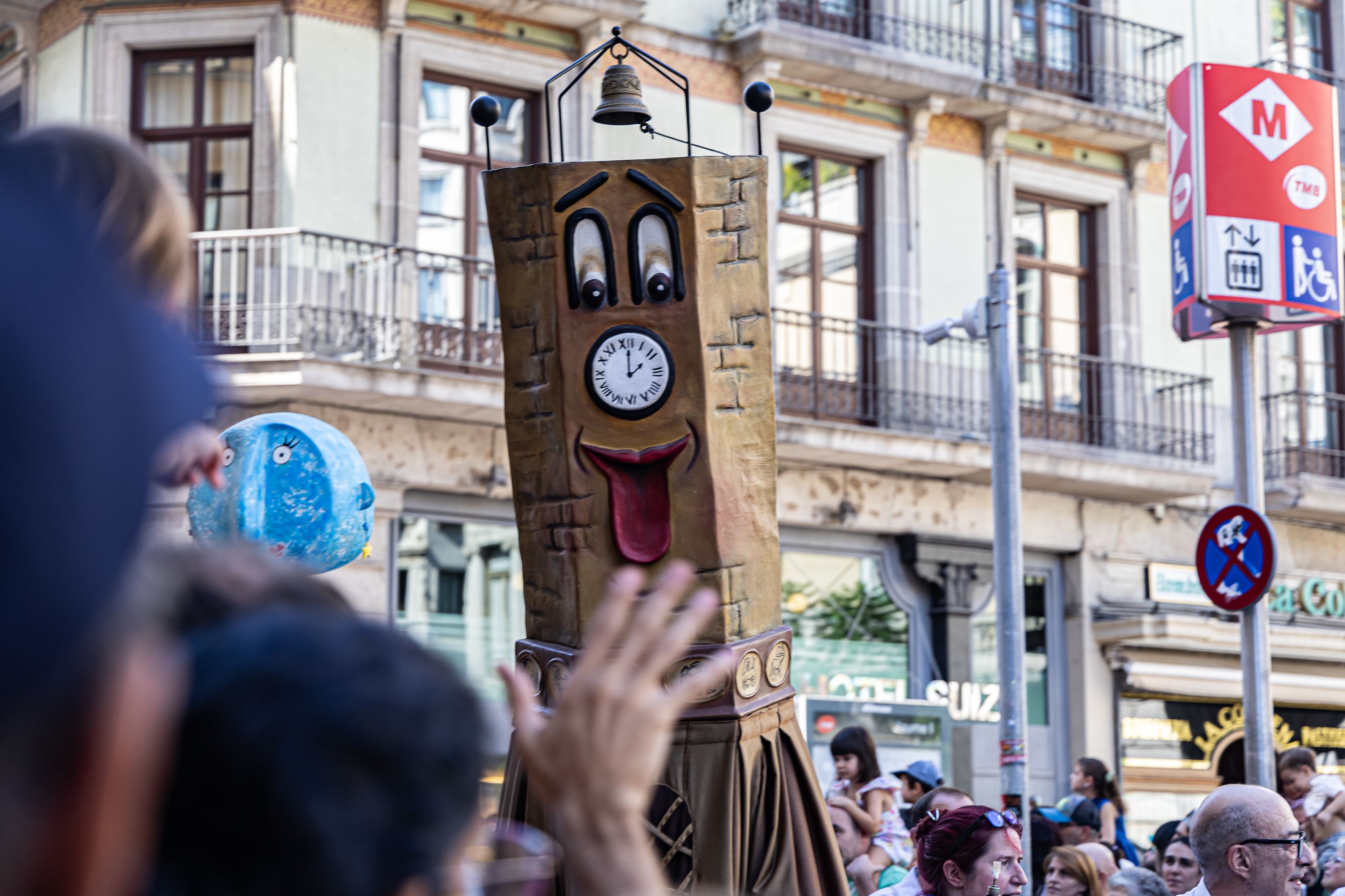 El gegantó Pepitu el Campanar, una de las figuras de la tradición festiva barcelonesa, durante la Passada de Nans i Gegants de La Mercè. © Àngel Bravo