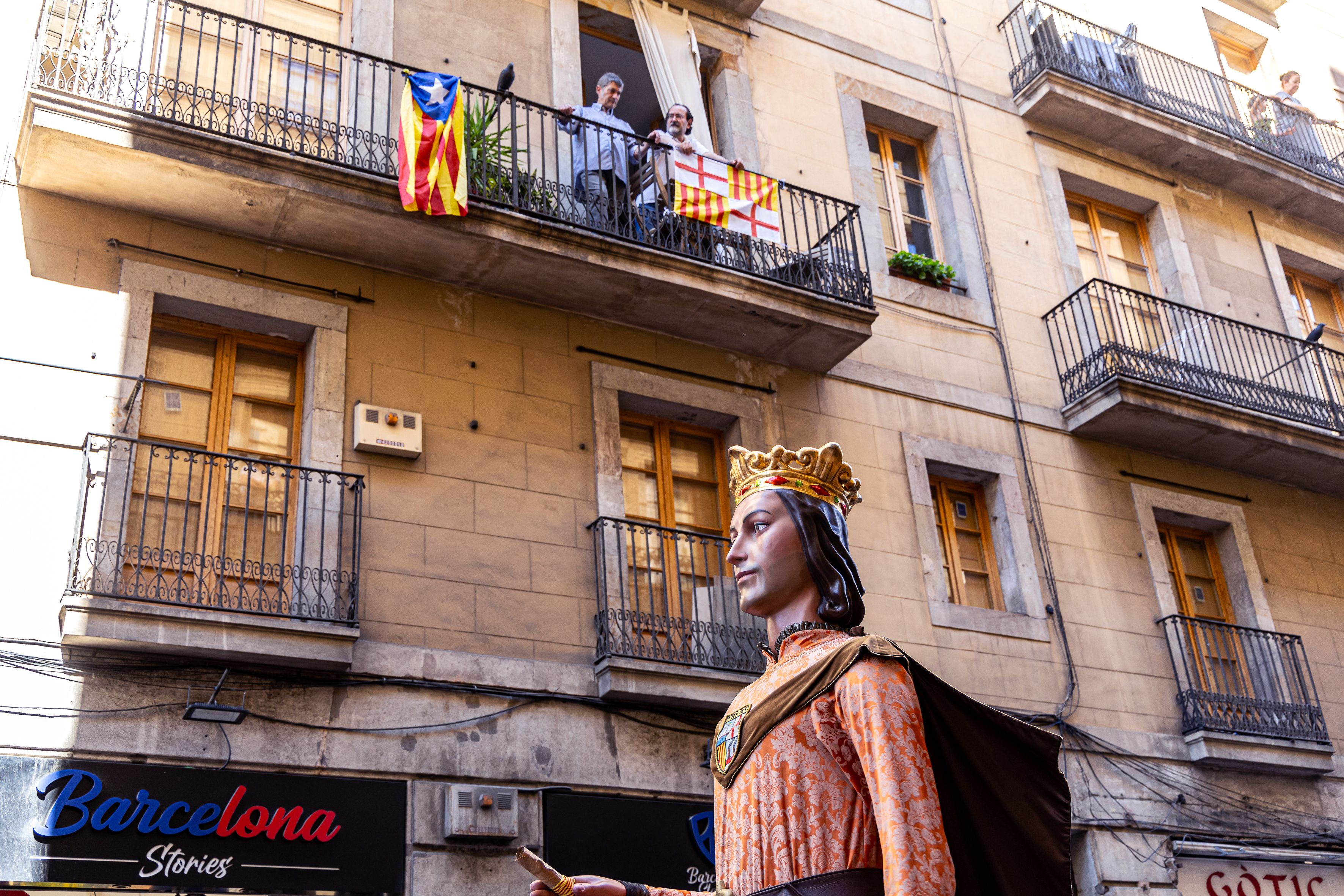 La Passada de Nans i Gegants llena las calles de Barcelona de tradición y fiesta durante La Mercè. © Àngel Bravo