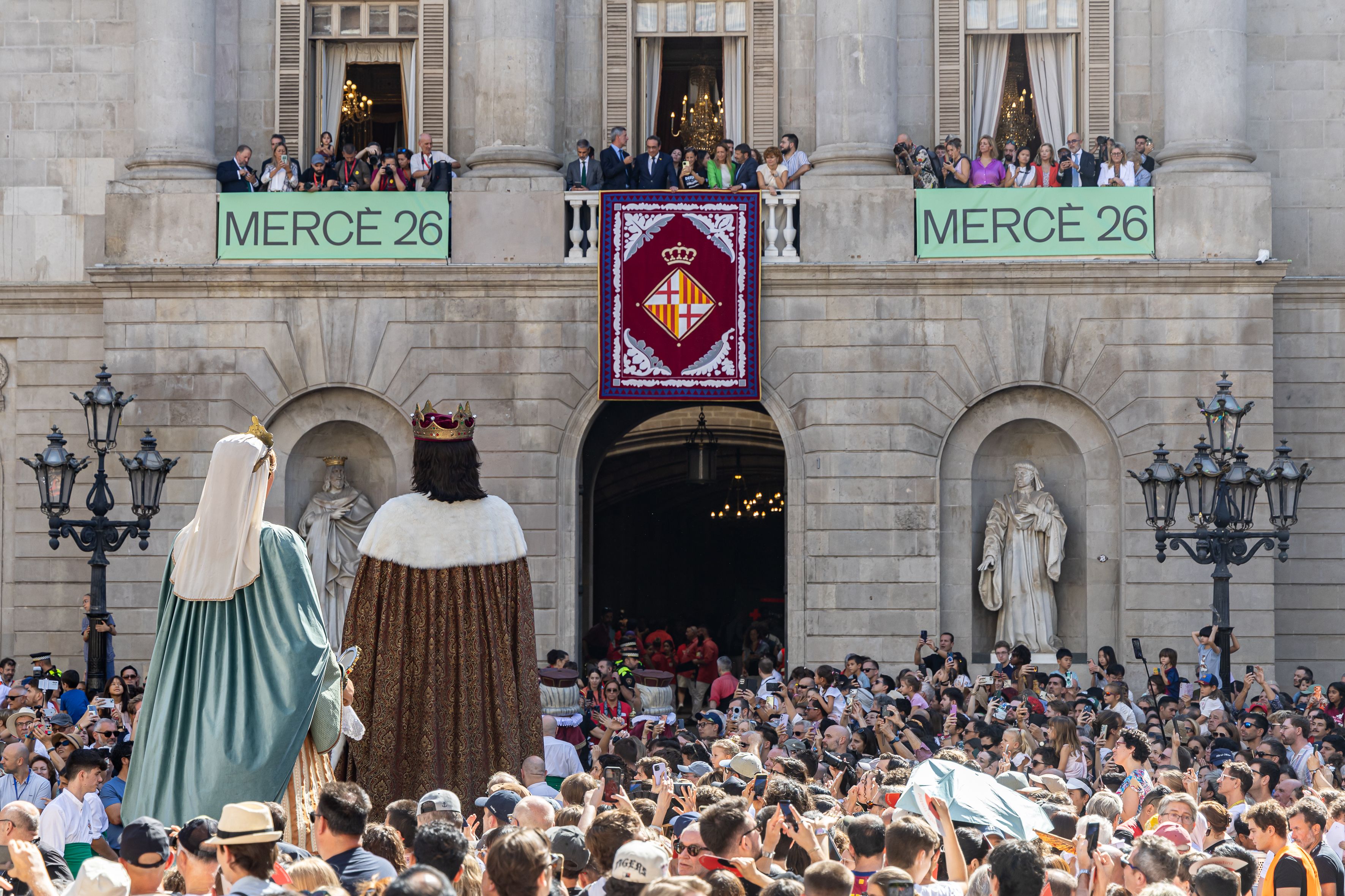 Los Gegants llegan a la plaza de Sant Jaume, en medio de la música, el baile y el ambiente festivo. © Àngel Bravo