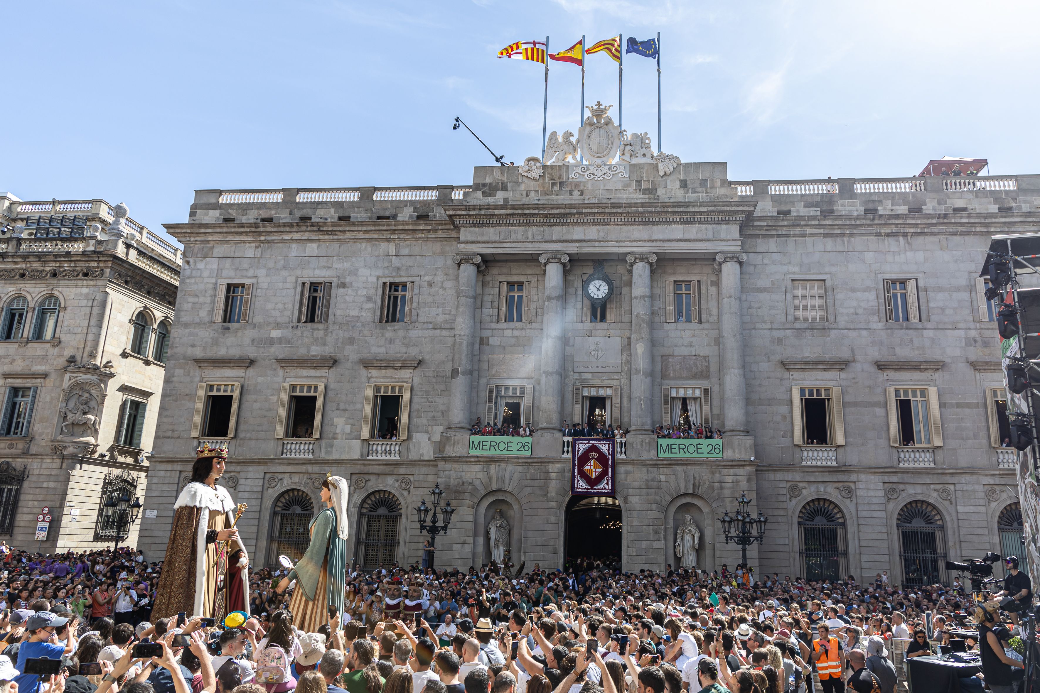 Los Gegants bailan frente a la fachada del Ayuntamiento de Barcelona. © Àngel Bravo