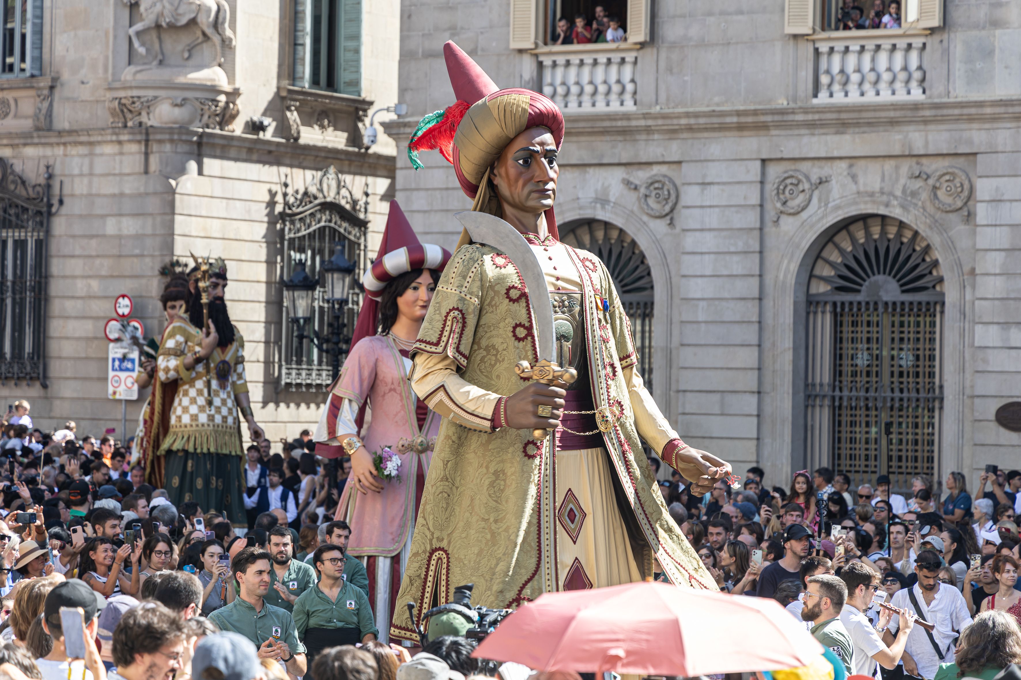 Los Gegants del Pi entran bailando en la plaza de Sant Jaume. © Àngel Bravo