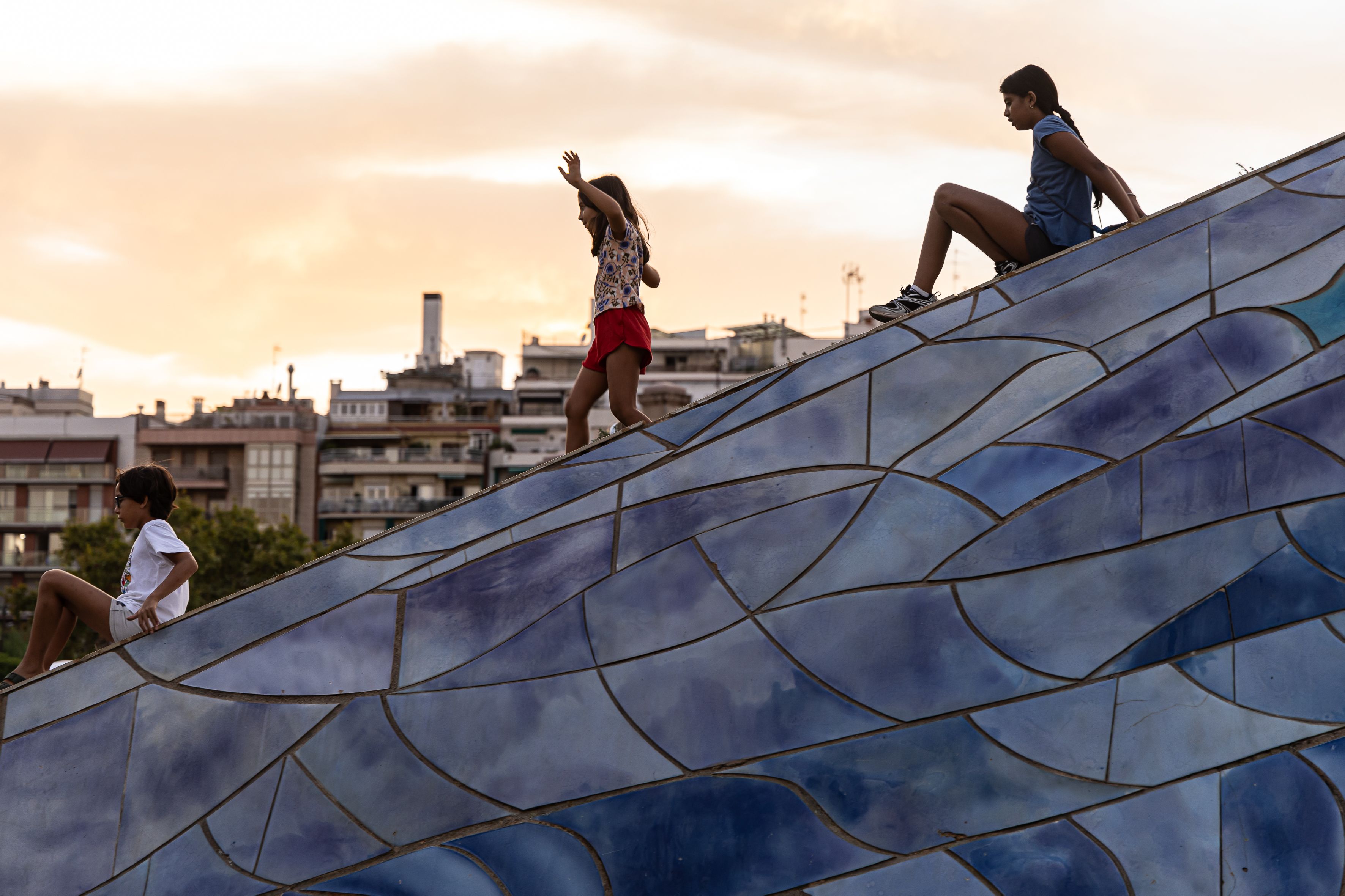Niños juegan en el parque de la Estació del Nord durante las fiestas de La Mercè. © Àngel Bravo