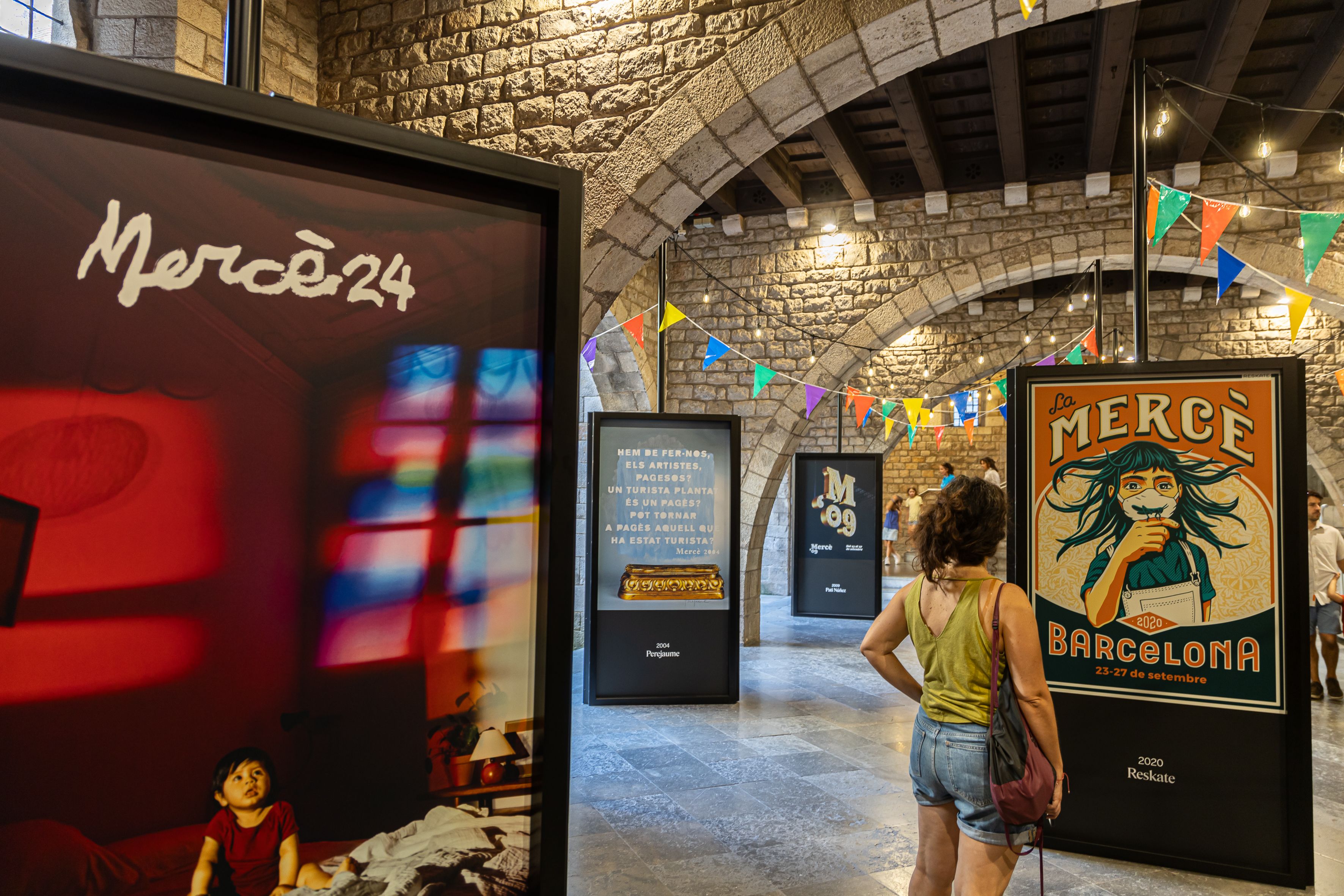 La exposición 'Moltes Mercès' repasa la historia de las fiestas a través de sus carteles, un recorrido visual por la identidad y la evolución de La Mercè. © Àngel Bravo
