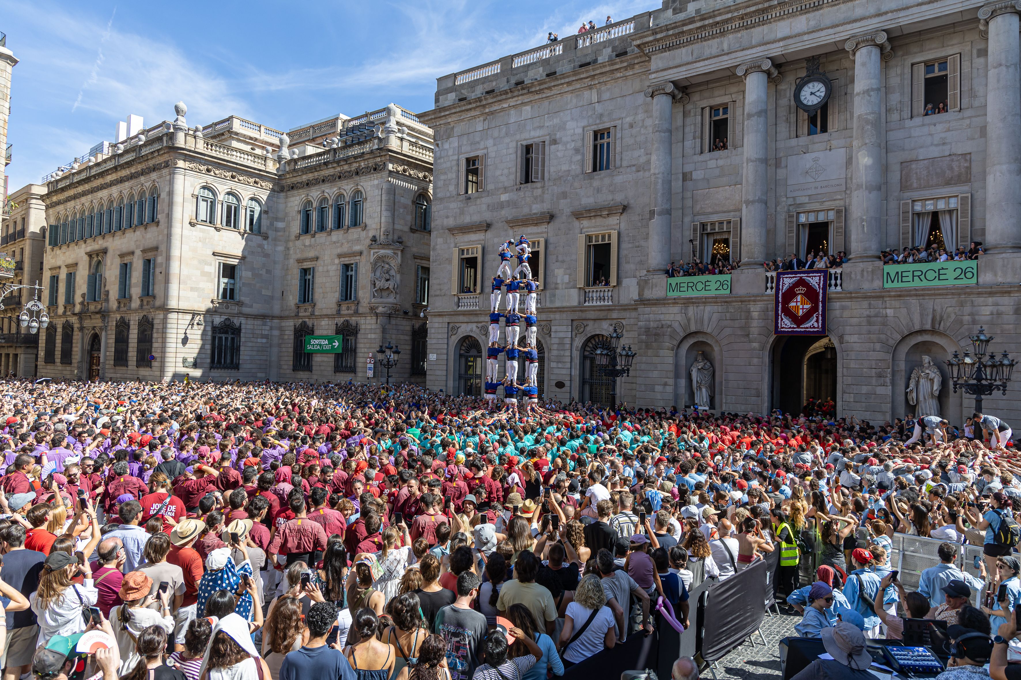 La plaza de Sant Jaume se llena por completo durante la Diada Castellera. © Àngel Bravo