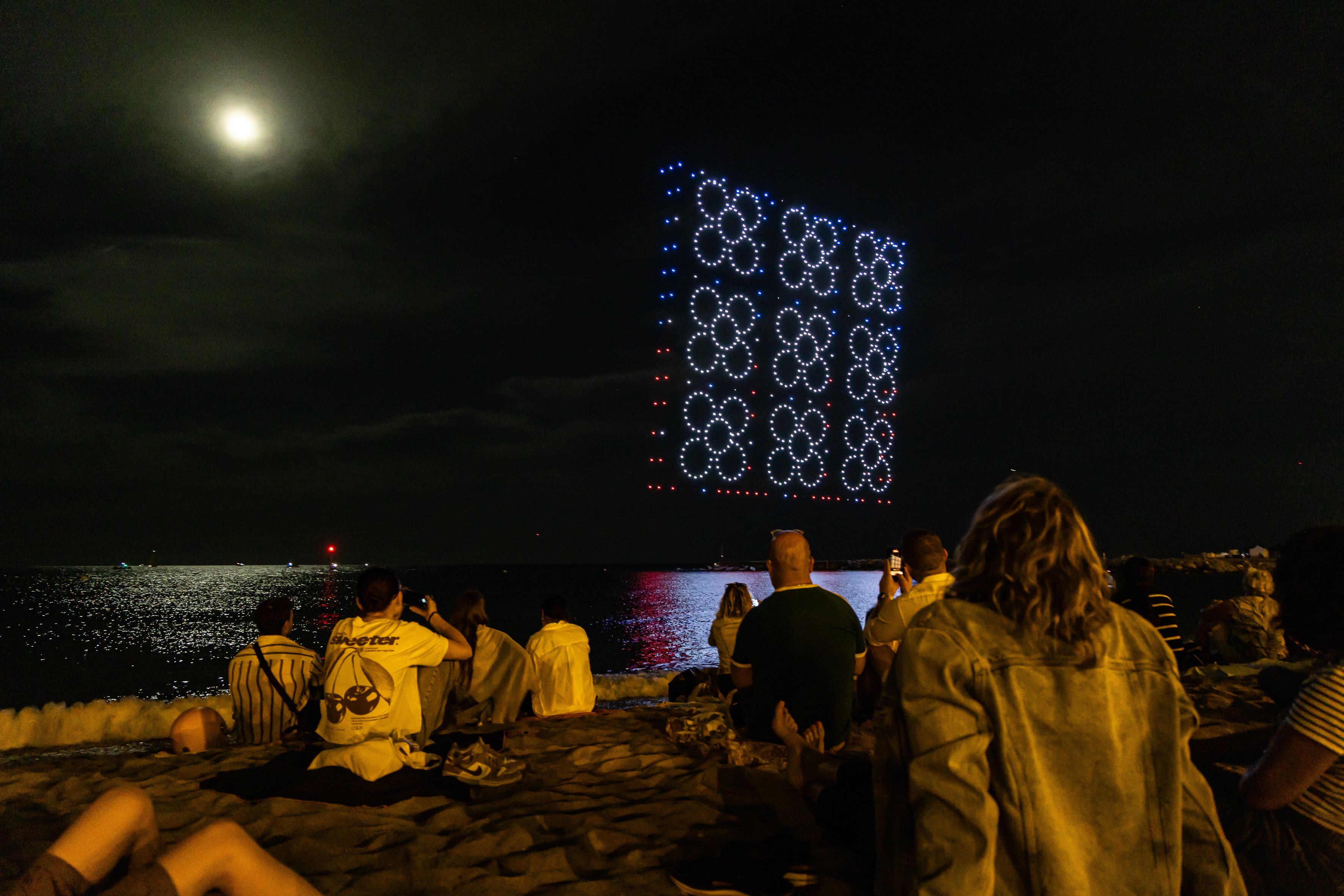 El panot de Barcelona dibujado en el cielo con 750 drones durante el espectáculo de La Mercè. © Àngel Bravo