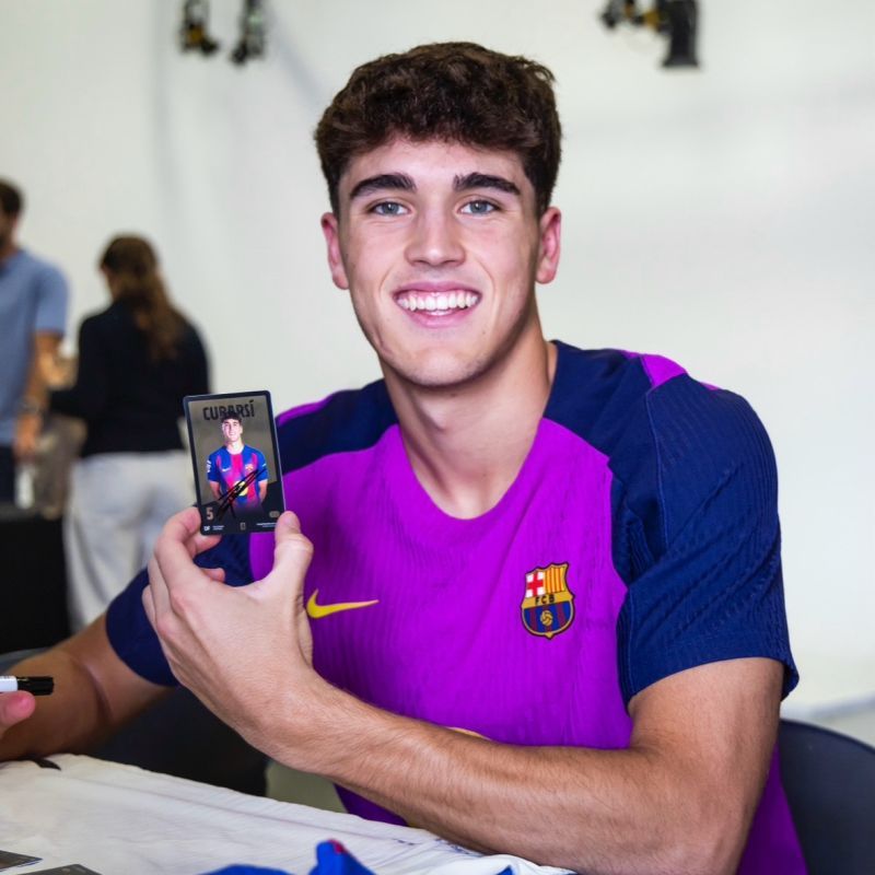 Pau Cubarsí con su carta física firmada de Collectibol © Cedida