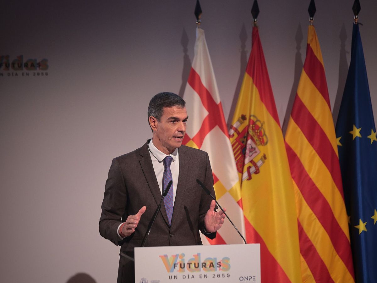 El presidente del Gobierno, Pedro Sánchez, interviene en la clausura del acto de presentación del informe «Vidas futuras: un día en 2050».