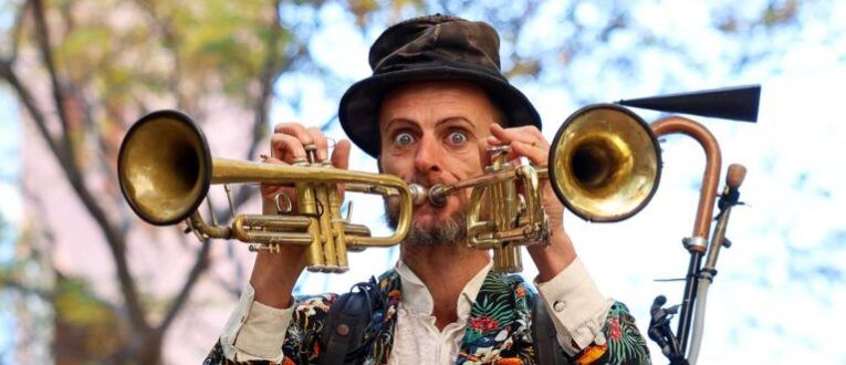 El Señor Stets nos invita a mirar con otros ojos, escuchar el ruido de las calles como si fuera una partitura 