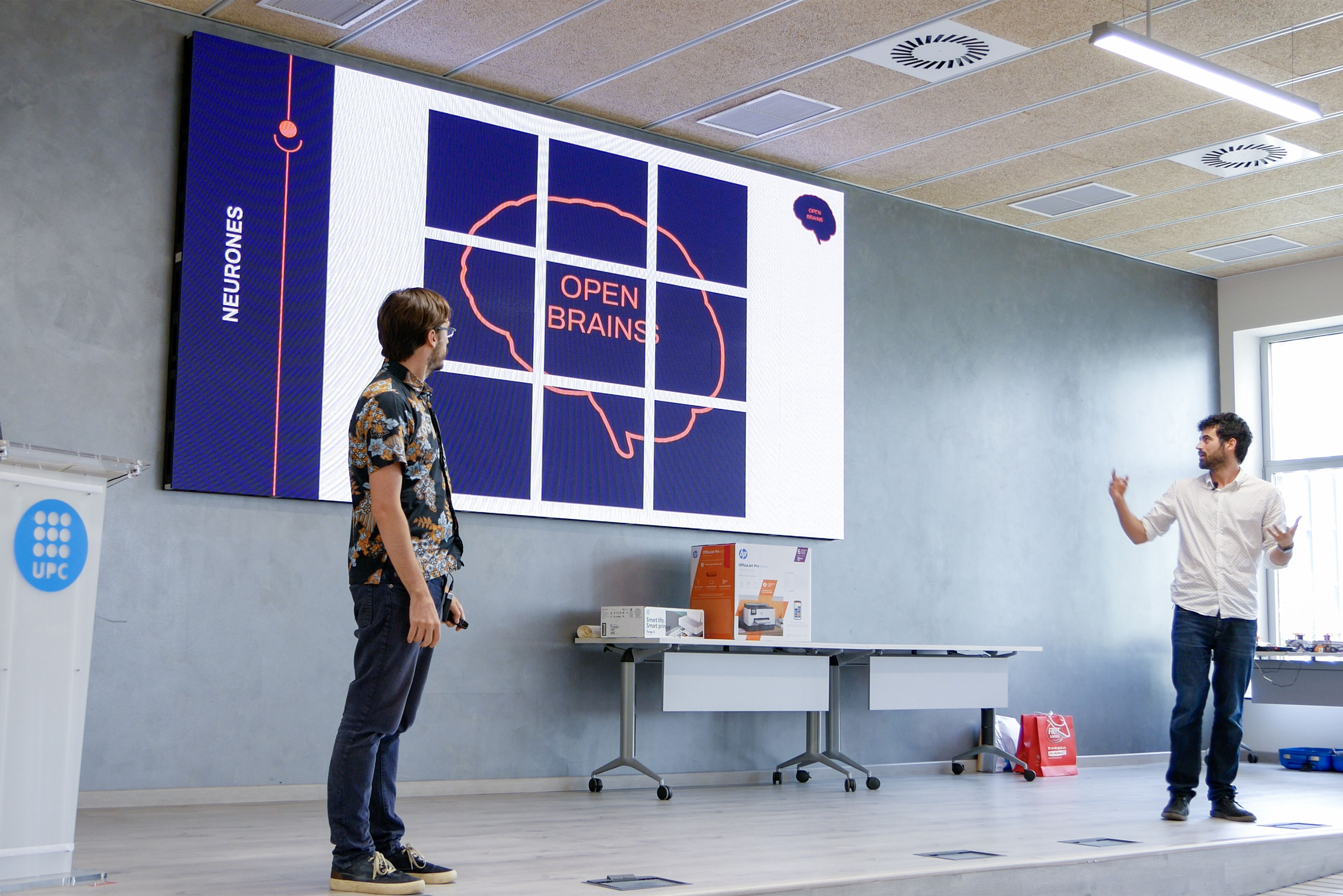 David Bestué i Daniel Duque, fundadors d'Open Brains en un dels seus tallers © Cedida