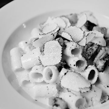 La carbonara de Gabriele Milani, elaborada con pasta mezza manica,solo se puede probar un día a la semana en cada uno de sus locales 