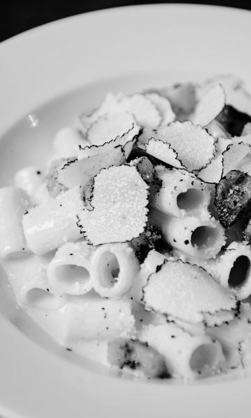 La carbonara de Gabriele Milani, elaborada con pasta mezza manica,solo se puede probar un día a la semana en cada uno de sus locales 