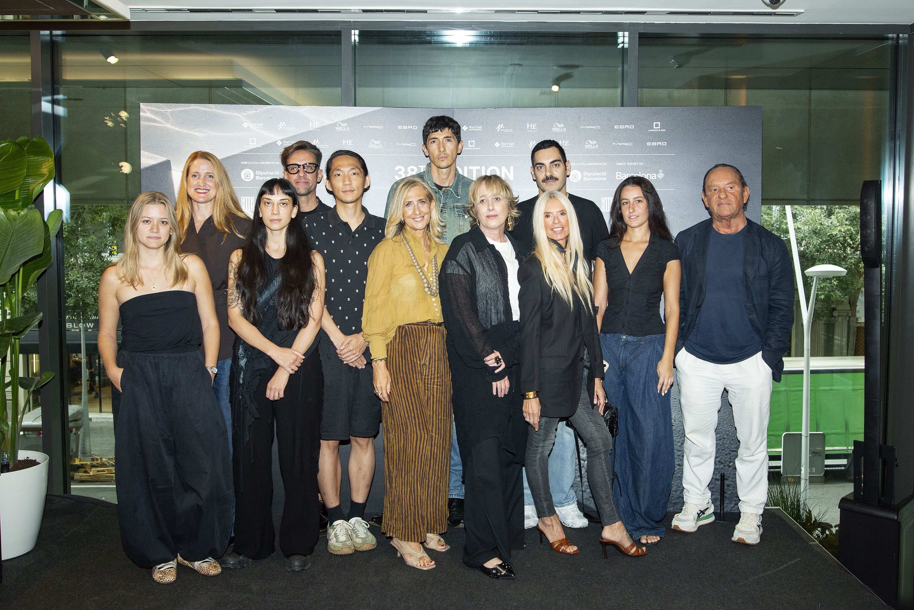El director del Consorcio de Comercio, Artesanía y Moda (CCAM), Moisés Rodríguez; la comisionada de Promoción Económica, Comercio, Restauración y Plan de Moda del Ayuntamiento de Barcelona, Nadia Quevedo; y la responsable del área de Moda y project manager de 080 Barcelona Fashion, Marta Coca, junto a los diseñadores de esta edición. © 080 Barcelona Fashion