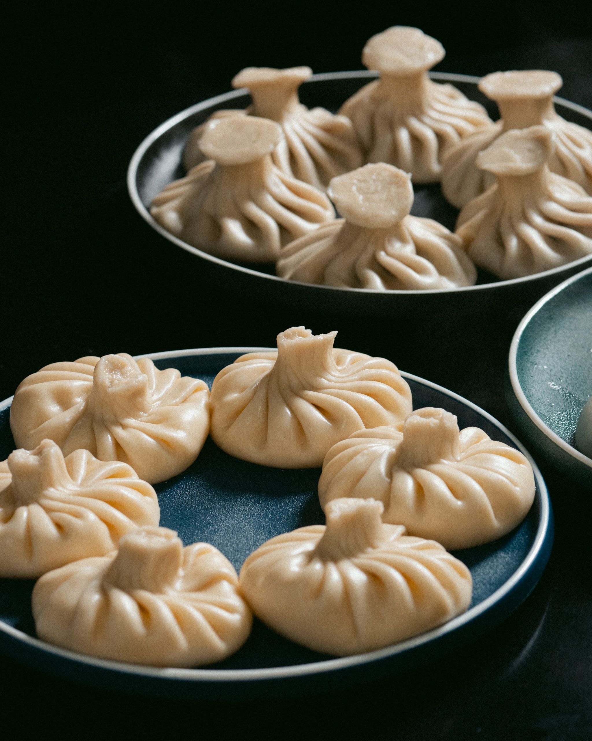 Los khinkali, los dumplings rellenos de carne y caldo, son uno de las recetas estrella de la carta. Los khinkali, los dumplings rellenos de carne y caldo, son uno de las recetas estrella de la carta.