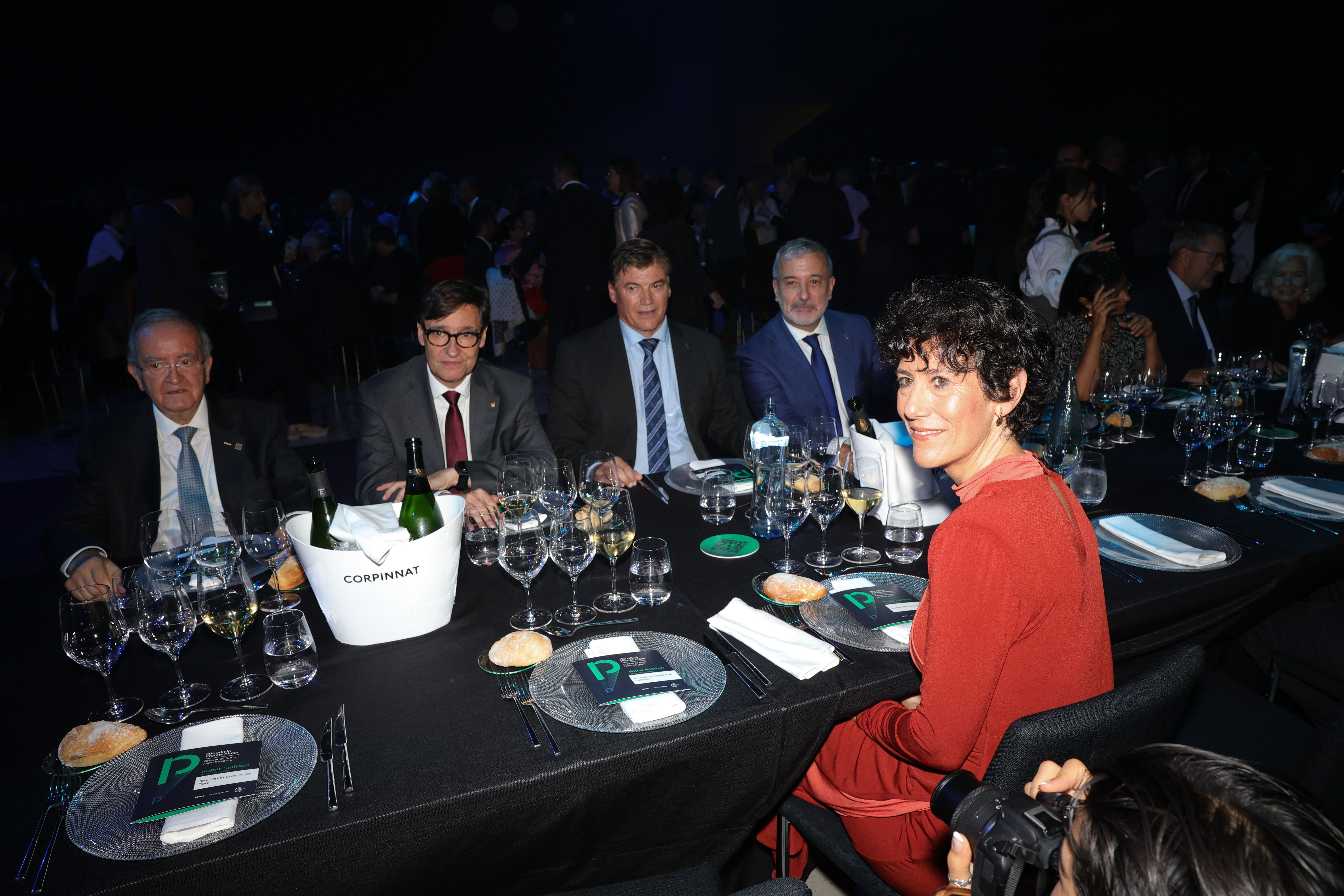 Josep González, president de la Fundació Pimec; Salvador Illa, president de la Generalitat; Antoni Cañete, president de Pimec; Jaume Collboni, alcalde de Barcelona, i Elma Saiz, ministra d’Inclusió, Seguretat Social i Migracions, durant la 39a edició dels Premis Pimec al Palau Sant Jordi © Cedida
