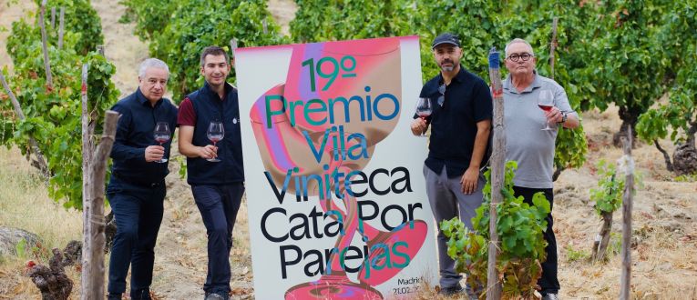 Quim Vila, Ramon Esteve, Joan Josep Bertran y Siscu Martí con el cartel de la 19.ª edición del Tast per Parelles de Vila Viniteca © Cedida Quim Vila, Ramon Esteve, Joan Josep Bertran y Siscu Martí con el cartel de la 19.ª edición del Tast per Parelles de Vila Viniteca © Cedida