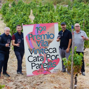 Quim Vila, Ramon Esteve, Joan Josep Bertran y Siscu Martí con el cartel de la 19.ª edición del Tast per Parelles de Vila Viniteca © Cedida Quim Vila, Ramon Esteve, Joan Josep Bertran y Siscu Martí con el cartel de la 19.ª edición del Tast per Parelles de Vila Viniteca © Cedida