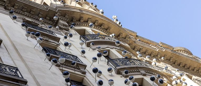 Los ojos diseñados por Frederic Amat, convertidos hoy en la característica más destacada del exterior del Hotel Ohla. © Aqua Hotel Los ojos diseñados por Frederic Amat, convertidos hoy en la característica más destacada del exterior del Hotel Ohla. © Aqua Hotel
