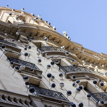 Los ojos diseñados por Frederic Amat, convertidos hoy en la característica más destacada del exterior del Hotel Ohla. © Aqua Hotel Los ojos diseñados por Frederic Amat, convertidos hoy en la característica más destacada del exterior del Hotel Ohla. © Aqua Hotel