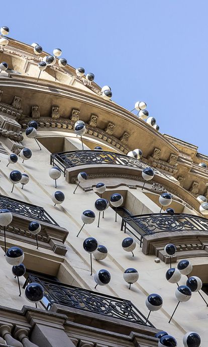 Los ojos diseñados por Frederic Amat, convertidos hoy en la característica más destacada del exterior del Hotel Ohla. © Aqua Hotel Los ojos diseñados por Frederic Amat, convertidos hoy en la característica más destacada del exterior del Hotel Ohla. © Aqua Hotel