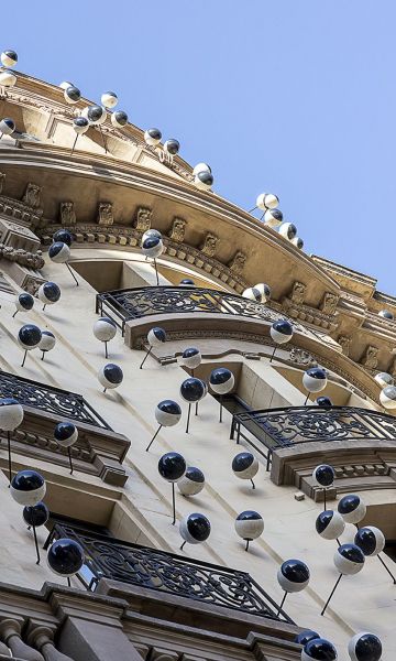 Los ojos diseñados por Frederic Amat, convertidos hoy en la característica más destacada del exterior del Hotel Ohla. © Aqua Hotel