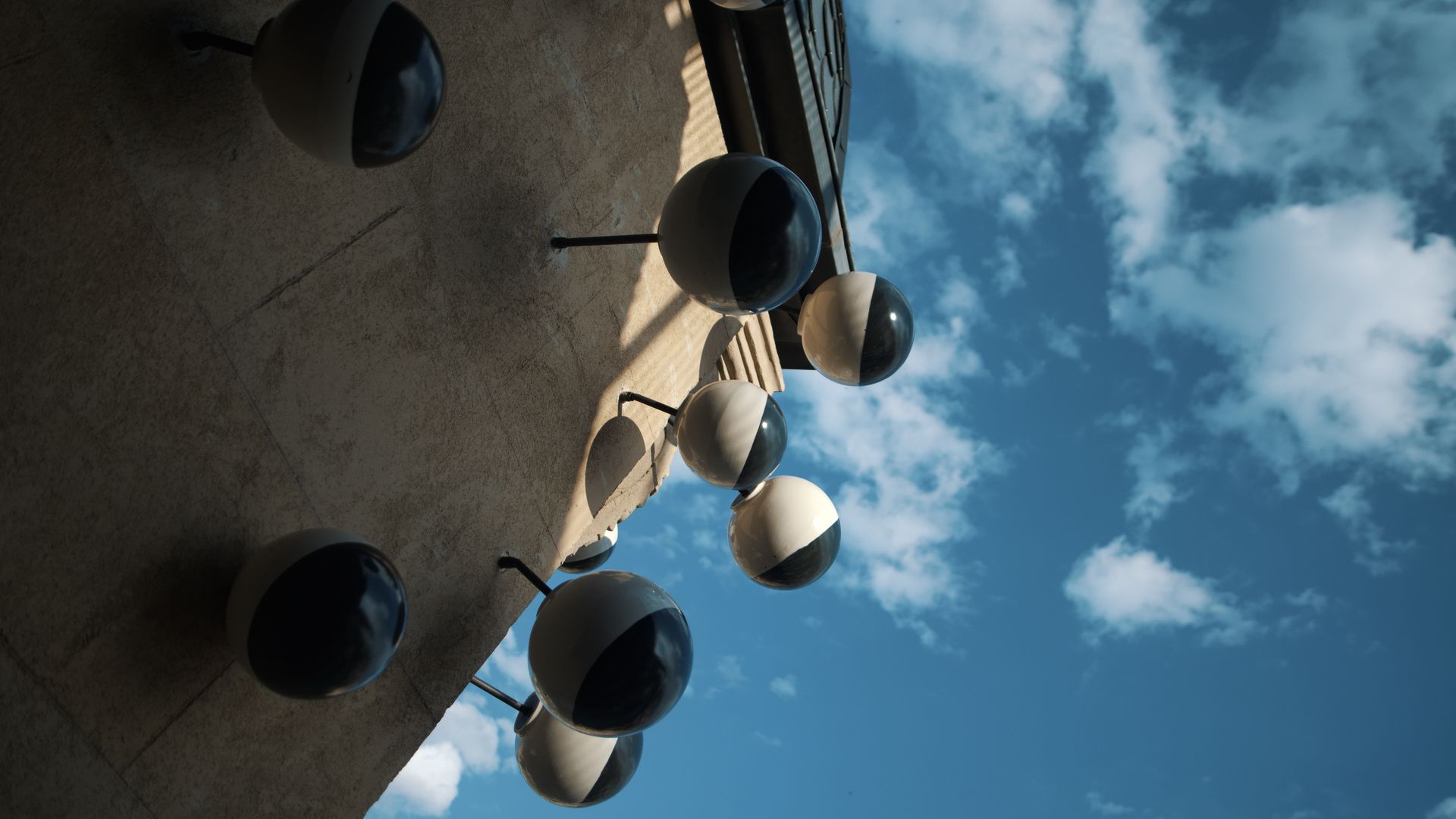 Los ojos de la fachada del hotel Ohla no son un capricho estético, sino que recorren cien años de historia. © Aqua Hotels Los ojos de la fachada del hotel Ohla no son un capricho estético, sino que recorren cien años de historia. © Aqua Hotels