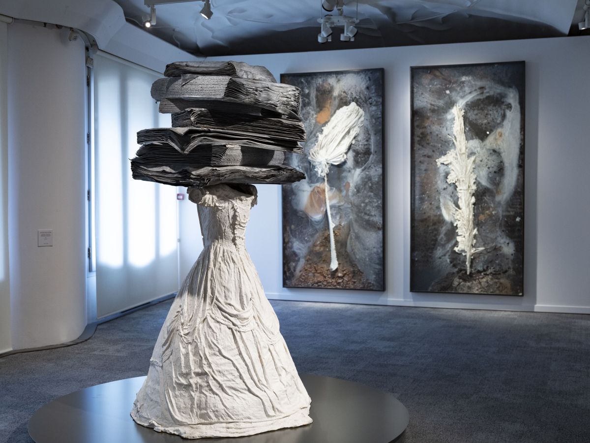 Les obres d'Anselm Kiefer dialoguen amb l'arquitectura ondulant de Gaudí. © La Pedrera