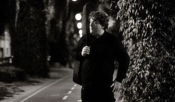 El músico, escritor y guionista de televisión Dimas Rodríguez. © Èric Palaudàries