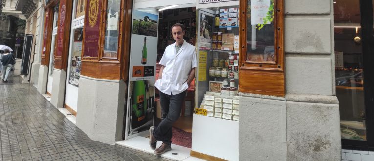 Ramon Lasierra, en la puerta de su tienda © Cedida Ramon Lasierra, en la puerta de su tienda © Cedida
