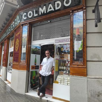 Ramon Lasierra, in front of his shop © Cedida