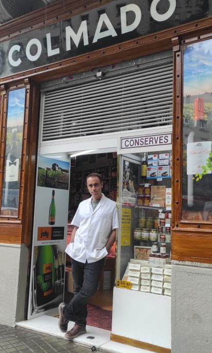 Ramon Lasierra, en la puerta de su tienda © Cedida Ramon Lasierra, en la puerta de su tienda © Cedida