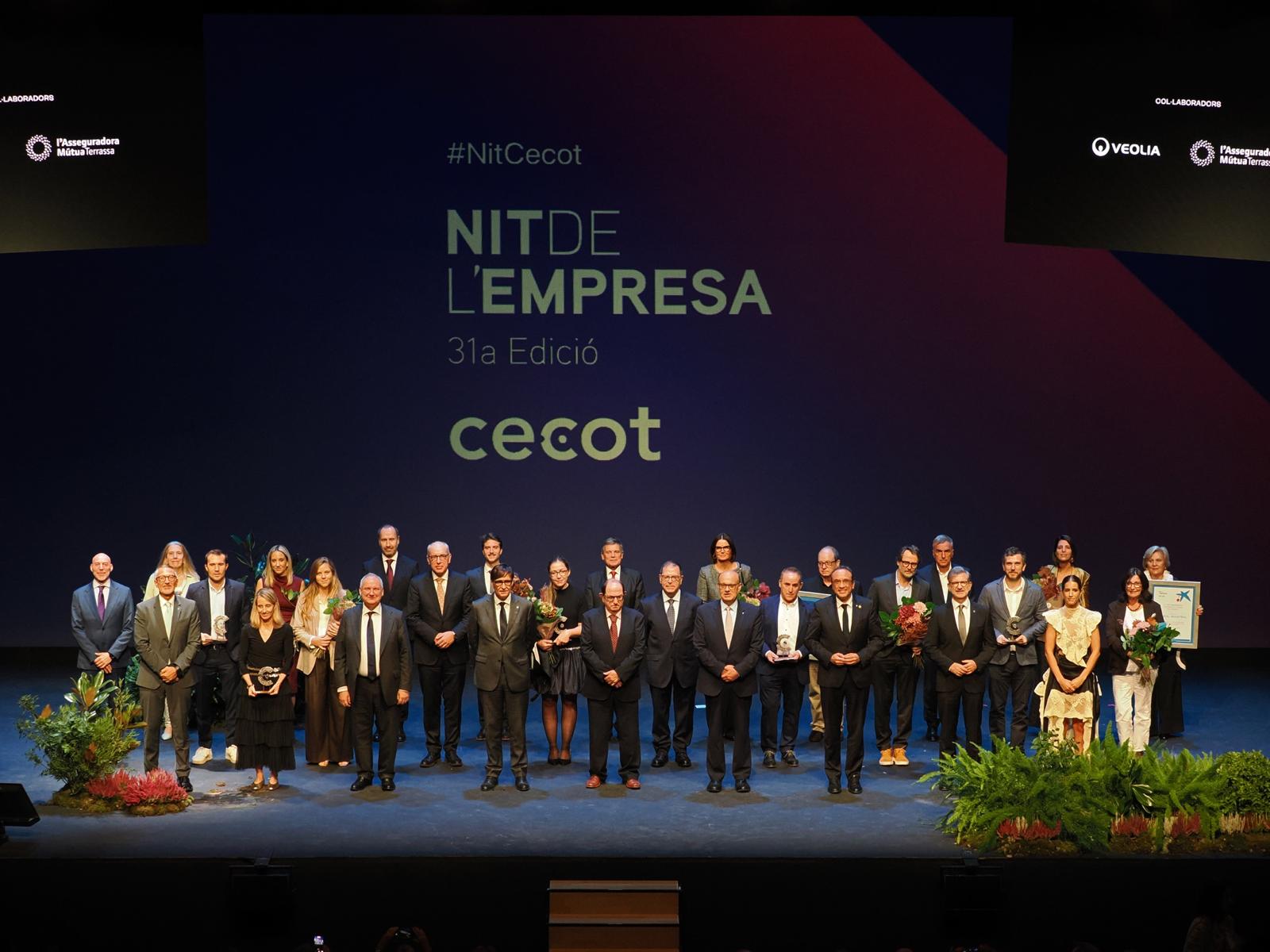 Los galardonados, las autoridades y los representantes empresariales durante la Noche de la Empresa de Cecot © Cedida Los galardonados, las autoridades y los representantes empresariales durante la Noche de la Empresa de Cecot © Cedida
