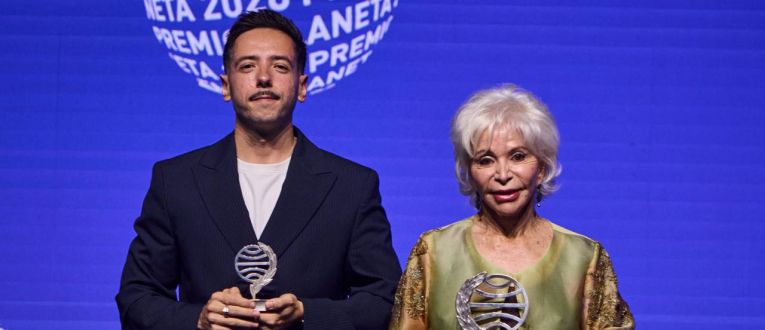 Las novelas 'La hora antes del alba', de Isabel Allende, y 'La añoranza', de Sergio Hernández Carrasco, ganadora y finalista del Premio Planeta 2026. © Planeta