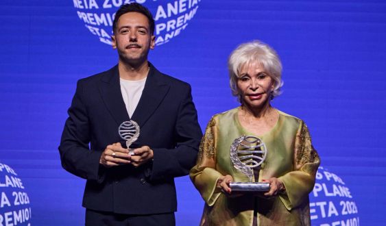 Las novelas 'La hora antes del alba', de Isabel Allende, y 'La añoranza', de Sergio Hernández Carrasco, ganadora y finalista del Premio Planeta 2026. © Planeta
