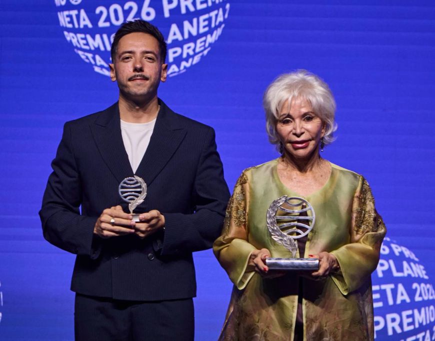 Las novelas 'La hora antes del alba', de Isabel Allende, y 'La añoranza', de Sergio Hernández Carrasco, ganadora y finalista del Premio Planeta 2026. © Planeta