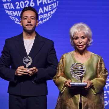 The novels 'La hora antes del alba', by Isabel Allende, and 'La añoranza', by Sergio Hernández Carrasco, winner and finalist of the 2026 Planeta Prize. © Planeta