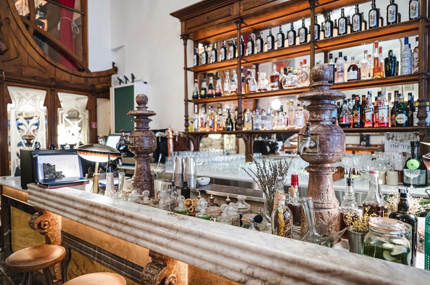 La barra del Muy Buenas, en el Raval. © Muy buenas