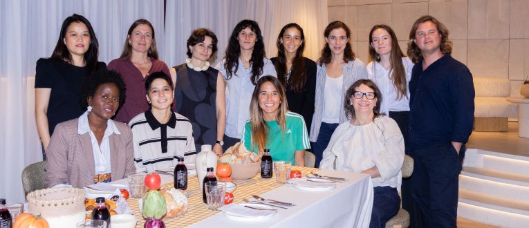 Las mujeres que están detrás de los productos de la primera carta de Juno Kitchen, junto a representantes de Juno House. © Juno House Las mujeres que están detrás de los productos de la primera carta de Juno Kitchen, junto a representantes de Juno House. © Juno House