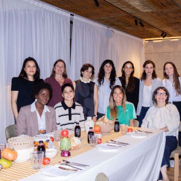 Las mujeres que están detrás de los productos de la primera carta de Juno Kitchen, junto a representantes de Juno House. © Juno House Las mujeres que están detrás de los productos de la primera carta de Juno Kitchen, junto a representantes de Juno House. © Juno House