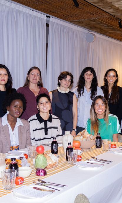 Las mujeres que están detrás de los productos de la primera carta de Juno Kitchen, junto a representantes de Juno House. © Juno House Las mujeres que están detrás de los productos de la primera carta de Juno Kitchen, junto a representantes de Juno House. © Juno House