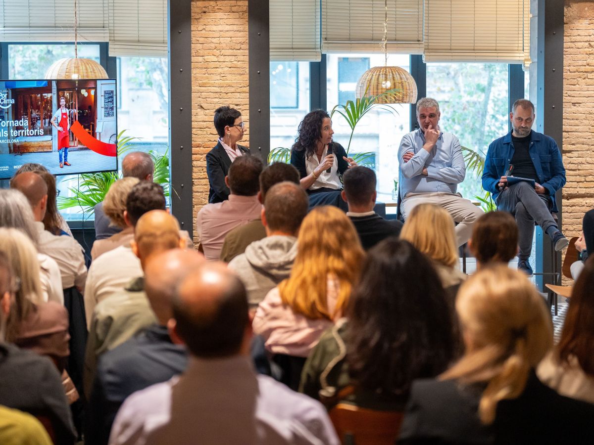 Gemma Puig, meteoróloga; Carme Ruscalleda, cocinera y restauradora; Juan Ortiz, director general de ECODES, y Roger Pallarols, del Gremio de Restauración de Barcelona, en la mesa redonda. © Coca-Cola Gemma Puig, meteoróloga; Carme Ruscalleda, cocinera y restauradora; Juan Ortiz, director general de ECODES, y Roger Pallarols, del Gremio de Restauración de Barcelona, en la mesa redonda. © Coca-Cola