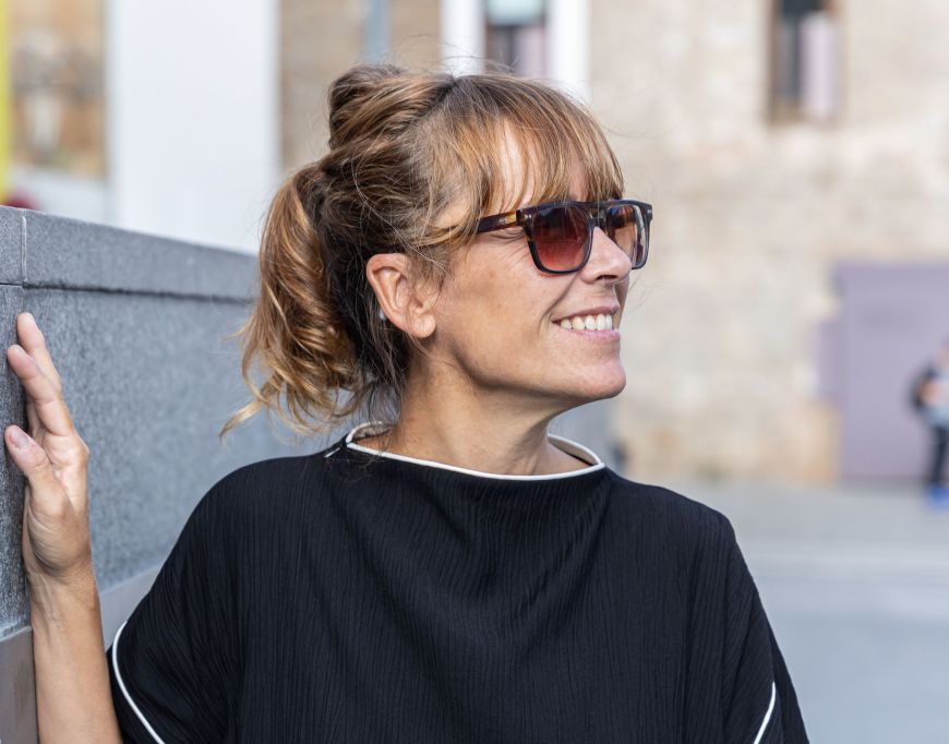 Txell Miras, entrevistada a la plaça del MACBA. ©Àngel Bravo Txell Miras, entrevistada a la plaça del MACBA. ©Àngel Bravo