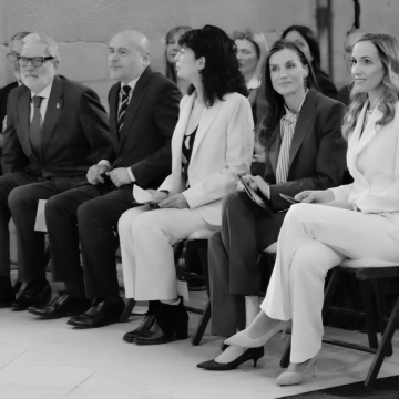 Laia Rogel y su vestuario para recibir a S.M. Reina Letizia. ©GTres