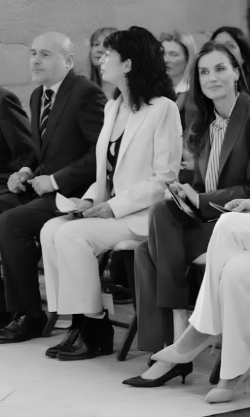 Laia Rogel y su vestuario para recibir a S.M. Reina Letizia. ©GTres Laia Rogel y su vestuario para recibir a S.M. Reina Letizia. ©GTres