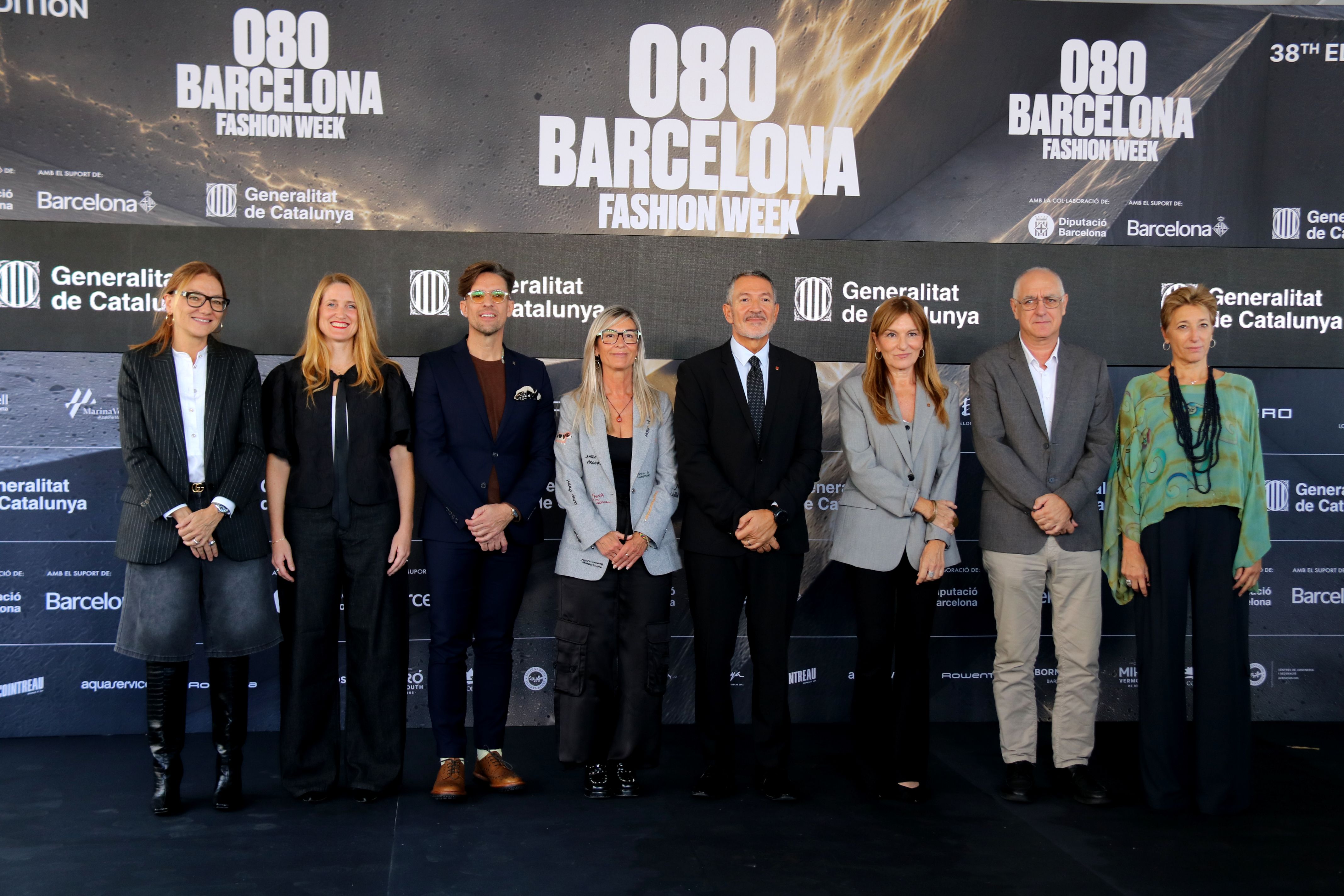 Miquel Sàmper, conseller d’Empresa i Treball; Nàdia Quevedo, comissionada de Promoció Econòmica, Comerç, Restauració i Pla de Moda de l’Ajuntament de Barcelona; Moisés Rodríguez, director del Consorci de Comerç, Artesania i Moda de Catalunya; Clara Salvador, subdirectora general de Comerç i Màrqueting del Port de Barcelona; i altres autoritats en la inauguració de la 080 Barcelona Fashion © Andrea Salazar (ACN) Miquel Sàmper, conseller d’Empresa i Treball; Nàdia Quevedo, comissionada de Promoció Econòmica, Comerç, Restauració i Pla de Moda de l’Ajuntament de Barcelona; Moisés Rodríguez, director del Consorci de Comerç, Artesania i Moda de Catalunya; Clara Salvador, subdirectora general de Comerç i Màrqueting del Port de Barcelona; i altres autoritats en la inauguració de la 080 Barcelona Fashion © Andrea Salazar (ACN)